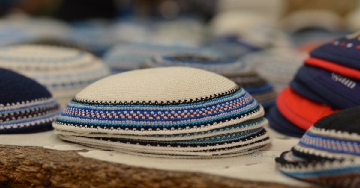 טיפ ראשון – תבצעו התאמה בין הכיפה לפריט לבוש